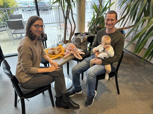 Die Gewinner-Familie Fischer erhielt drei Eintrittskarten-Gutscheine sowie Stoffhai und Qualle | Foto: Wolfgang Ilkerl