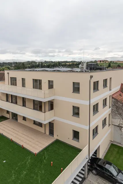 Der neue Wohnkomplex umfasst 17 Wohnungen und drei gewerbliche Räumlichkeiten.  | Foto: Linda Zechmeister