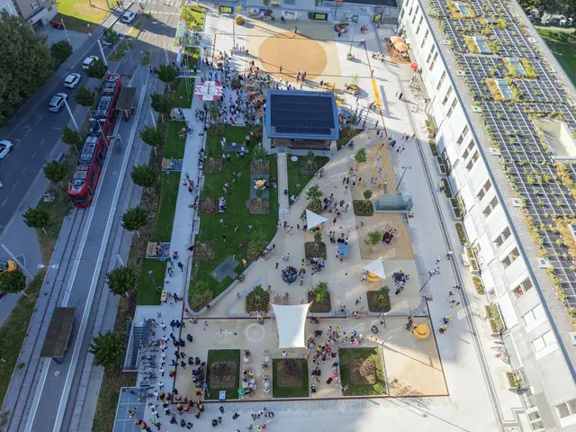 So sieht der neugestaltete Lugger-Platz aus Vogelperspektive aus. Nach zahlreichen Lärmbeschwerden setzt die Stadt nun Maßnahmen um.  | Foto: IKM/Bär