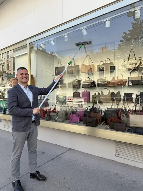 Die Unterstützung der Wirtschaftskammer Wien umfasste neben der Auslagenreinigung auch weitere Unterstützungsmaßnahmen für die Betriebe. Eisenbock schaute vorbei. | Foto: Wirtschaftskammer Wien