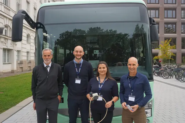 V.l.: Rudi Spiegel (Buslenker Postbus AG), Diedo Gross (Nachhaltigkeitsbeauftragter der Postbus AG) Marjana Ljubisavljevic (Uni Innsbruck, IBM-Projektkoordinatorin) und Michael Traugott (Uni Innsbruck, IBM-Projektleiter) inklusive Werkzeug vor dem Monitoring-Bus. | Foto: Jan Thönnessen