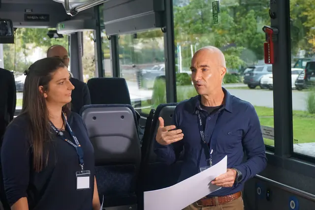 V.L: Marjana Ljubisavljevic (Uni Innsbruck, IBM-Projektkoordinatorin) und Michael Traugott (Uni Innsbruck, IBM-Projektleiter) gaben im Bus Auskunft über die Ergebnisse des Projekts. | Foto: Jan Thönnessen