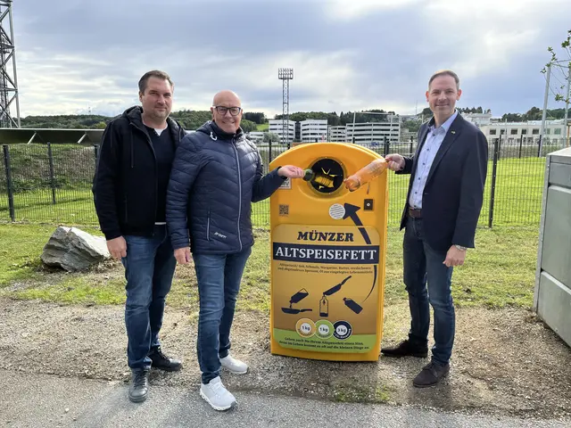 Wirtschaftshofleiter Markus Imre, Bürgermeister Georg Rosner und UDB-Geschäftsführer Christoph Wagner bei einer der neuen Münzer Boxen | Foto: Stadtgemeinde Oberwart