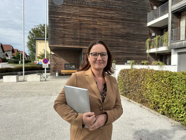 Die Bürgermeisterin von Bürmoos, Conny Ecker, vor dem örtlichen Seniorenwohnhaus. | Foto: Emanuel Hasenauer