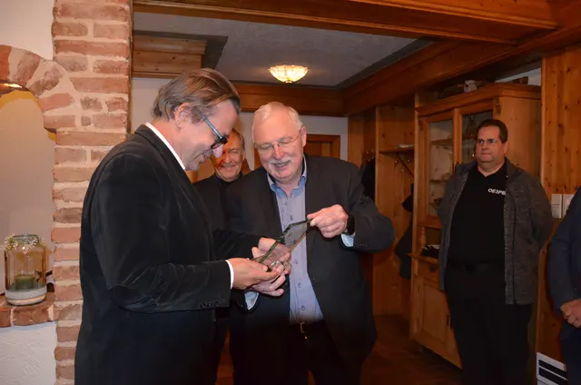 Obmann vom Amateurfunkclub Neunkirchen Rudolf Pfeffer überreichte Christian Dusek (FH Wiener Neustadt) die Ehrenmitgliedschaft. | Foto: Elisabeth Peinsipp