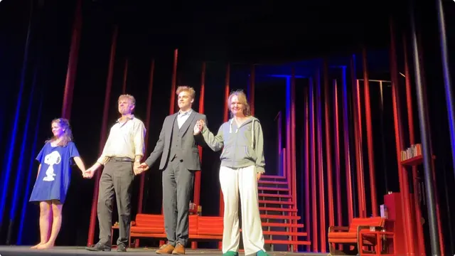 Schlussapplaus vor dem Bühnenbild von Rüdiger Hentzschel: Fanny Alma Fuhs, Wolfgang Lesky, Benjamin Spindelberg und Monica Anna Cammerlander | Foto: Stockmann
