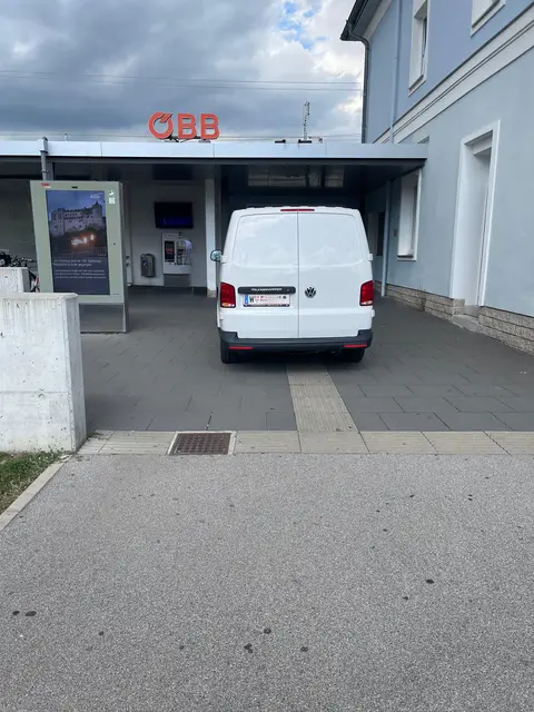 Der Lenker dieses Lieferwagens parkte auf dem Leitsystem für blinde Menschen. | Foto: Name d. Fotografen d. Red. bekannt