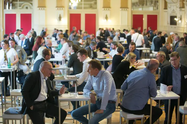 Die Unternehmer können bei der Messe neue Kontakte knüpfen. | Foto: Roland Pelzl