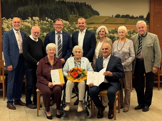 Stehend v.l.: Bürgermeister Josef Schaden, Pater Daniel Gärtner, Bezirkshauptmann Dr. Markus Peham, Enkelkinder Dietmar Hipp und Anita Poppinger, vom Seniorenbund Fridoline Holzmüller und Obmann Johann Weber sitzend v.l.: Schwiegertochter Gertrude Hipp, Jubilarin Agnes Hipp und Sohn Gerhard Hipp | Foto: Marktgemeinde Schweiggers