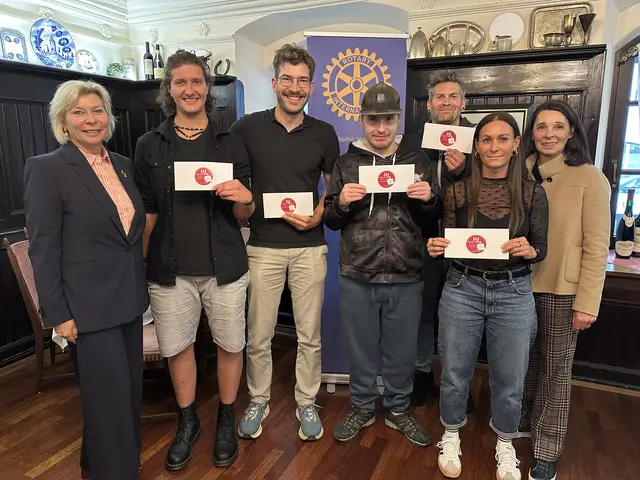 Cornelia Wentzler (links) mit den Preisträgern und der Vorsitzenden der Kaufmannschaft Reutte, Monika Lechenbauer-Thurner (rechts). | Foto: Rotary Club Reutte-Füssen