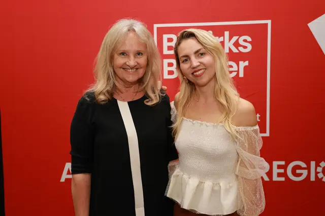 Eva Weissenbacher, Kunsthilfe Salzburg, und Künstlerin Maddy Rose | Foto: Franz Neumayr