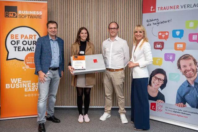 Markus Knasmüller, Anna Sophie Zöhrer mit ihrem Award der Kategorie „Finanzbuchhaltung", Robert Hofbauer, Sonja Trauner (v. l.). | Foto:  BMD / Maximilian BOTA