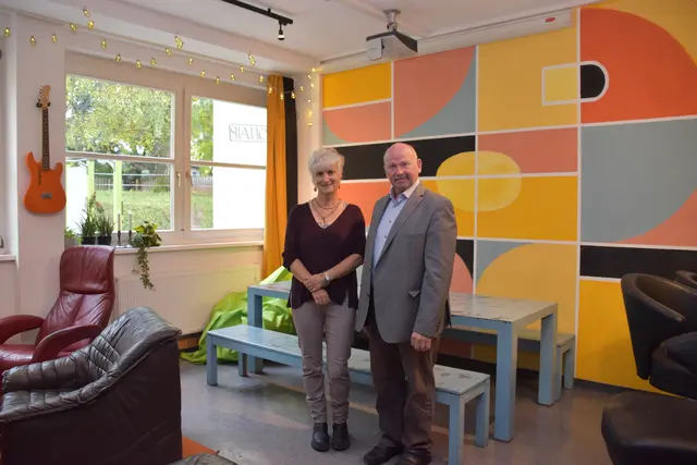 Jugendbetreuerin Johanna Weber und Bürgermeister Christian Ritzer freuen sich über eine gute Auslastung im Jugendzentrum.  | Foto: Barbara Fluckinger