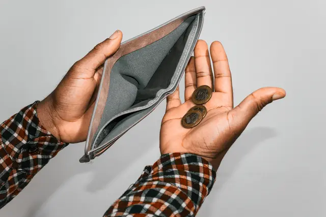 Der Unbekannte habe den 80-Jährigen um zwei Euro gebeten. (Symbolfoto) | Foto: stock.adobe.com/at/RODWORKS 