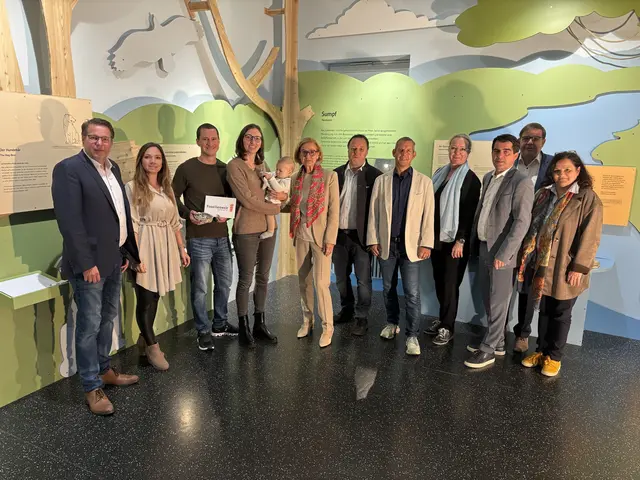 Themenpark-Betreiber samt Landeshauptfrau Mikl-Leitner plus Bürgermeister feierten die kleine Klara als 40.000 Besucherin in der Fossilienwelt  | Foto: Wolfgang Ilkerl