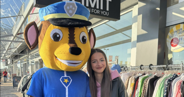 Mit Fotobox, Paw-Patrol-Hund Chase und leckeren Snacks wurde der Bummel zum Erlebnis.  | Foto: shoma marketing gmbh