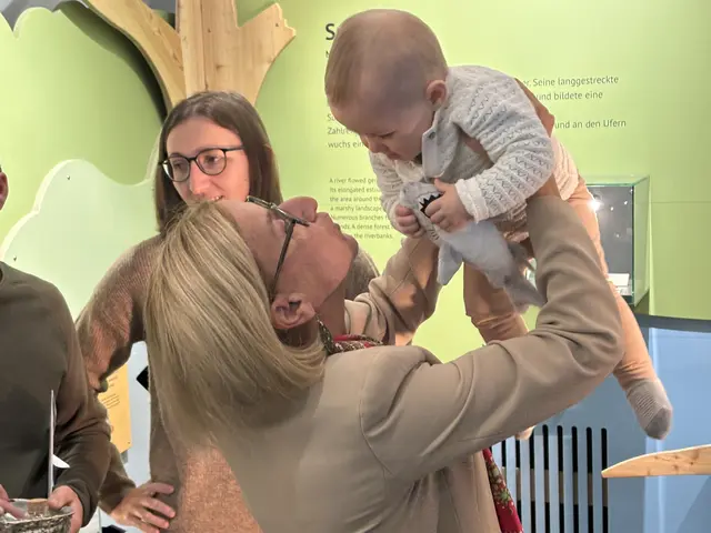 Die Landeshauptfrau herzte die kleine Klara  | Foto: Wolfgang Ilkerl