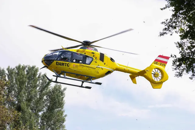Nach einem schweren Verkehrsunfall in Meidling schwebt ein 25-Jähriger in Lebensgefahr.
(Symbolfoto) | Foto: Michael Indra / SEPA.Media / picturedesk.com