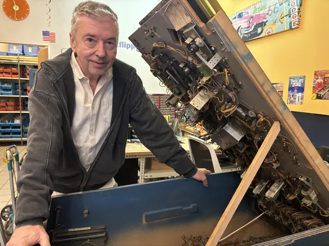 So gut wie Robert Hödl kennt sich in Wien wohl kaum jemand mit Flipper-Automaten aus.  | Foto: Michael Marbacher/MeinBezirk