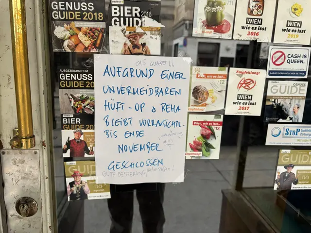 Rund um die Nachricht haben drei Passantinnen und Passanten ihre Grüße und Wünsche hinterlassen. | Foto: Pia Rotter/MeinBezirk