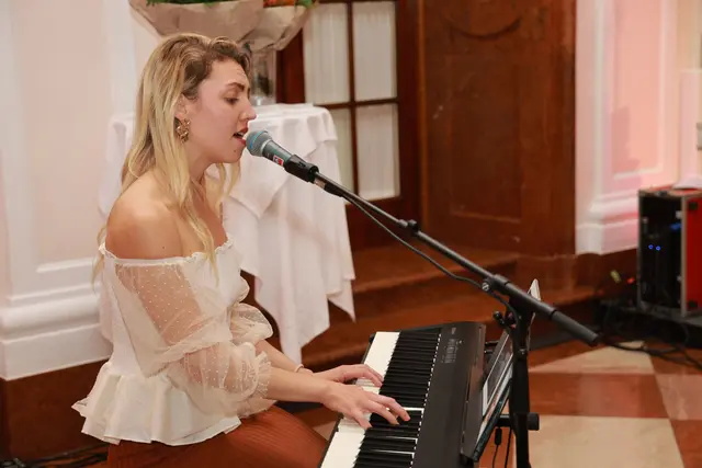 Künstlerin Maddy Rose sorgte für die musikalische Gestaltung des Abends.  | Foto: Franz Neumayr