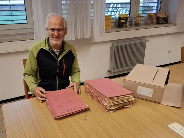 Heimatforscher Gerhard Riedl bei der Durchsicht von NS-Akten im Landesarchiv – Grundlage für seinen Vortrag in Enns. | Foto: Riedl G.