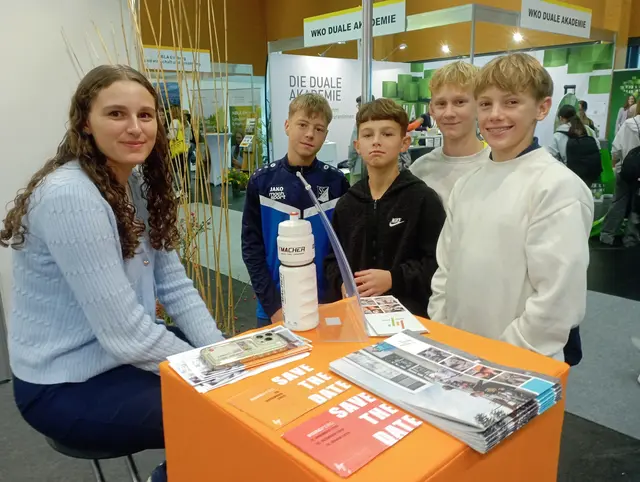 Die vierten Klassen der Sportmittelschule St. Valentin/Schubertviertel informierten sich bei der Messe „Jugend &amp; Beruf“ in Wels über Ausbildung und Berufsmöglichkeiten. | Foto: Sport/Mittelschule St. Valentin