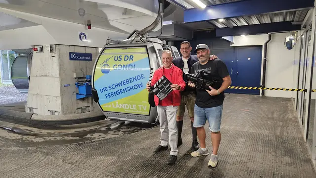 Foto: Josef Vonach (re) tritt für Senioren ordentlich in die Pedale und erzählt bei Andreas Seeburger (li) in der Fernsehgondel am Muttersberg, über seinen Rickschaeinsatz bei der Organisation "radeln ohne Alter."
