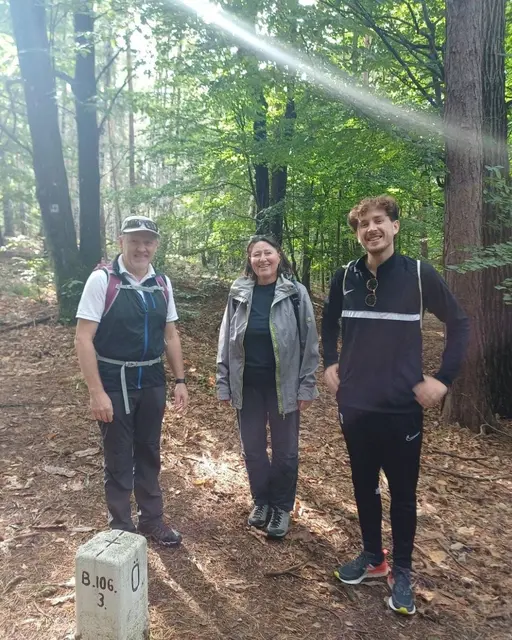 Bei idealem Herbstwetter führte die Bezirksgruppe der GRÜNEN Oberpullendorf ihre Wanderung „Reden & Gehen“ von Rattersdorf zu den geschichtsträchtigen „Siebenbründeln“ durch. | Foto: Nina Piniel