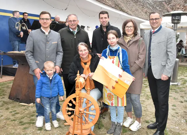 Geschäftsführer Harald Froschauer(rechts) begrüßt die Ehrengäste, Bgm. Stefan Schrötter mit Sohn.LA Richard Hogl, Bgm. Florian Hinteregger, Bgm. Irmtraud Traxler, am Spinnrad Christine Söllner und Sophie Grasberger | Foto: Herbert Schleich