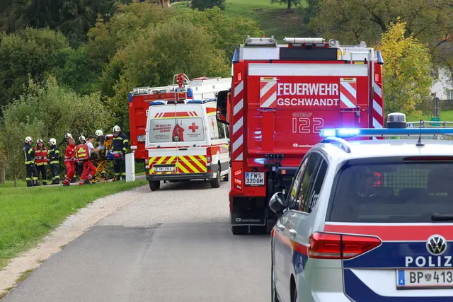 Einsatz in Gschwandt – eine Person wurde versorgt und ins Krankenhaus gebracht. | Foto: laumat/Matthias Lauber