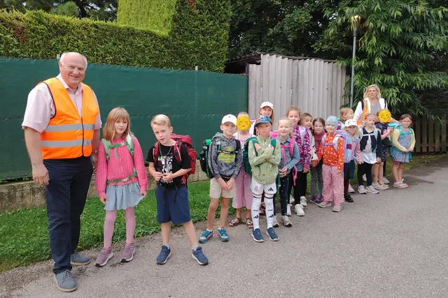 BGM Ernst Wendl und Michaela Lagler begleiten Kinder in die Schule | Foto: Marktgemeinde Himberg