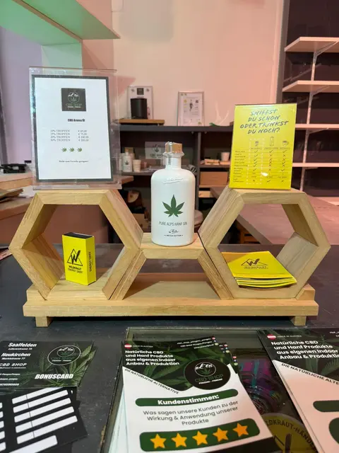 Erich Brugger hat sich in seinem CBD-Shop auf medizinisches CBD spezialisiert. | Foto: Erich Brugger