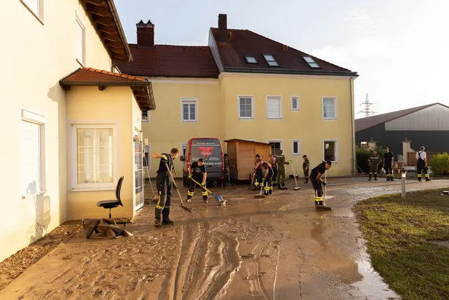 Viele Helfer beseitigten den Schlamm. | Foto: Alexandra Goll