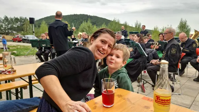 GR Ilse Leidl-Krapfenbauer mit Sohn Lukas. | Foto: Gemeinde Höflein