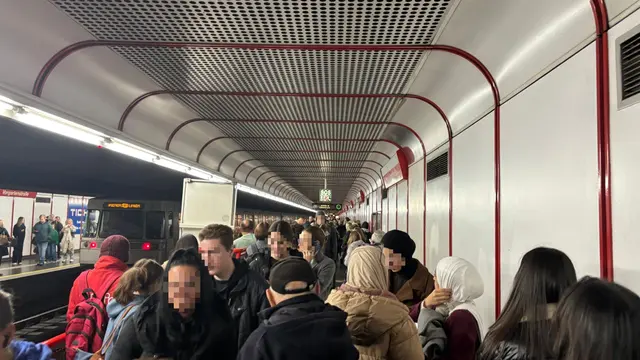 Bereits am Donnerstagmorgen kam es zu Massen auf den Bahnsteigen, etwa bei der Vorgartenstraße. Im Laufe des Vormittags war der reguläre Betrieb nochmal unterbrochen. | Foto: z.V.g.
