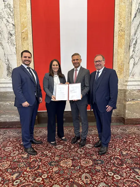 Harald Schinnerl (Geschäftsführer Schinnerl Metallbau), Petra Schinnerl, (Geschäftsführerin Schinnerl Metallbau), Wolfgang Hattmannsdorfer (Arbeits- und Wirtschaftsminister), Kommerzialrat Harald Schinnerl (Eigentümer Schinnerl Metallbau). | Foto: MetallbauSchinnerlGmbH