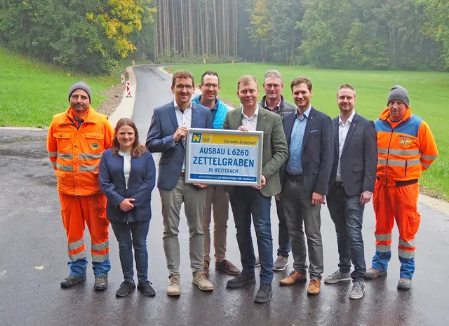Martin Atschreiter (Straßenmeisterei St. Peter/Au), Maria Magdalena Riener (GR in Weistrach), Thomas Hirsch (Bgm. von Weistrach), Klaus Pickl (Vizebürgermeister Weistrach), Landtagsabgeordneter Alexander Schnabel (i.V. LH-Stv. Udo Landbauer), Johann Stocker (Leiter der Straßenmeisterei St. Peter/Au ), Thomas Winninger-Wiesmann (NÖ Straßenbauabteilung Amstetten), Günther Dammerer (GGR in Weistrach), Gerald Infanger (Straßenmeisterei St. Peter/Au) (v.l.). | Foto: NÖ STD