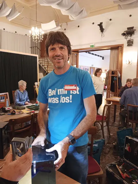 Mit Geduld und Geschick werden defekte Geräte wieder fit gemacht. | Foto: Repair Café Wattens
