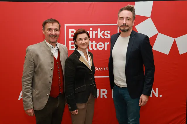 Regionalitätspreisverleihung im Kavalierhaus Kleßheim: LR Martin Zauner, Landeshauptfrau-Stv. Marlene Svazek, Pressesprecher Dom Kamper | Foto: Franz Neumayr