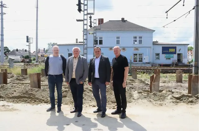 BGM Ernst Wendl, GGR Manfred Mitzl und Amtsleiter Robert Ruzak besuchten mit ÖBB-Bautechniker Ing. Günter Dürrmoser (ganz links) die Baustelle des Bahnhofumbaus.

 | Foto: Martkgemeinde Himberg