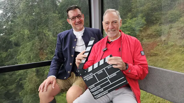 Foto: Josef Vonach (re) tritt für Senioren ordentlich in die Pedale und erzählt bei Andreas Seeburger (li) in der Fernsehgondel am Muttersberg, über seinen Rickschaeinsatz bei der Organisation "radeln ohne Alter."