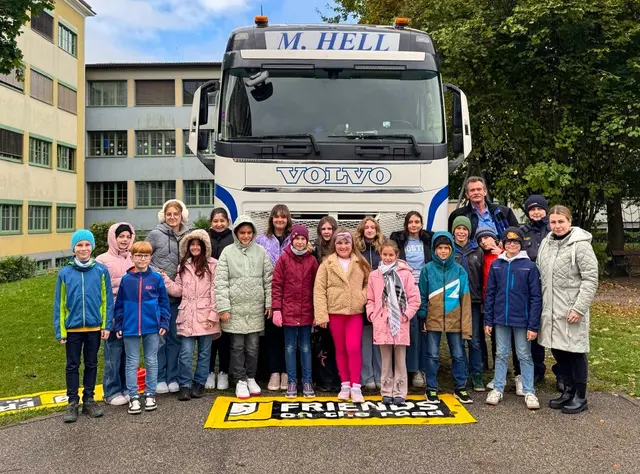 Michael Hell sen., Gruppeninspektorin Yvonne Salzer und Klassenlehrerin: Anna Katharina Marek (rechts im Bild, v.l.) mit Kindern der 4a. | Foto: zVg WKNÖ