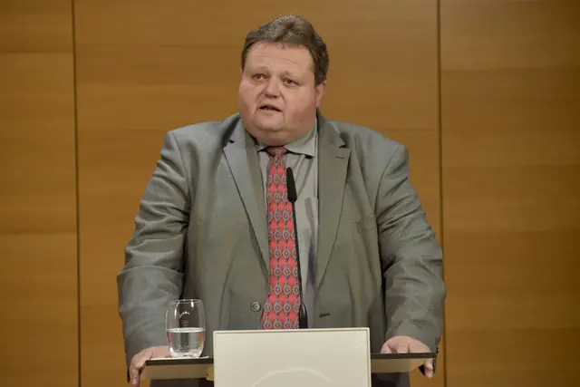 ÖVP-Klubobmann Bernd Strobl unterstrich, dass mit "konstruktiven Kräften" etwas weitergehen könne. | Foto: MeinBezirk/Stefan Schneider