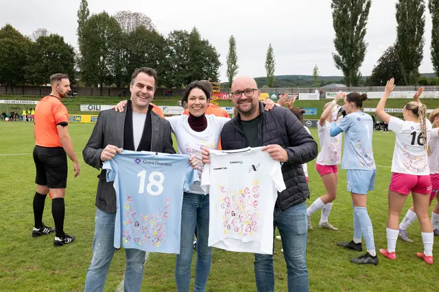Das Frauen-Team des USV Neulengbach setzt sich für Inklusion ein: Christoph Schmidl (Grant Thornton), Petra Lehner (Dorfgemeinschaften Wienerwald), Gregor Csaicsich (Sportkunst.inclusive) | Foto: Philipp Schuster