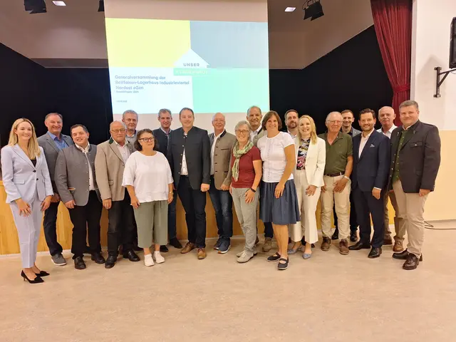 Stephanie Reimann, Gerhard Mörk, Peter Stangl, Franz Hittinger, Franz Rupp, Margit Kitzweger-Gall, Thomas Trapl, Markus Steurer, Johann Paradeisz, Landesabgeordneter Otto Auer (ÖVP), Annemarie Raser, Bettina Trapl, Harald Herber, Mira Hansy, Friedrich Hensler, Karl Reiner, Christoph Metzker, Bürgermeister Albert Mayer (ÖVP) und Bernhard Schröck | Foto: Raiffeisen Lagerhaus GmbH