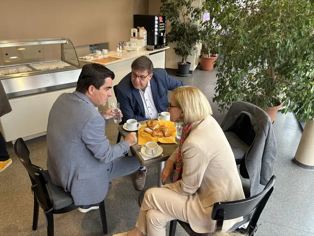 "Tagung" der politischen Köpfe am Rande der Ehrung: Bürgermeister Gepp (Korneuburg), Bürgermeister Oberschil (Hagenbrunn), Landeshauptfrau Mikl-Leitner (v. l. n. r.) | Foto: Wolfgang Ilkerl