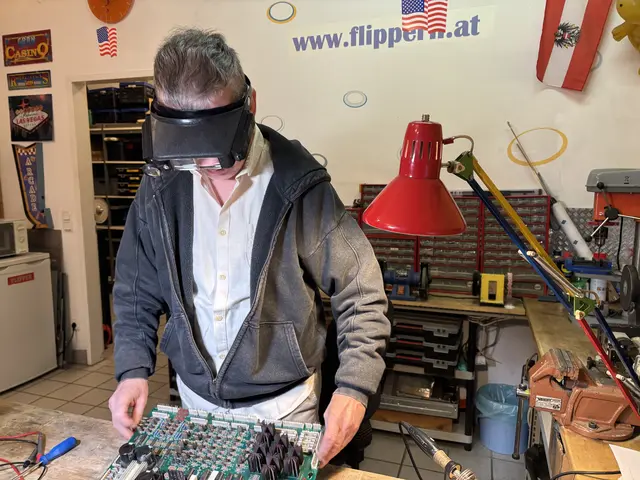 Robert Hödl hat sich das meiste, was er über die Reparatur weiß, selbst beigebracht. | Foto: Michael Marbacher/MeinBezirk
