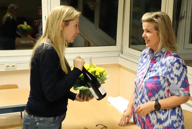 Blumen von Obfrau Manuela Langmann an die scheidende Kassierin Kathrin Scheucher (v.l.) | Foto: Gerhard Langmann