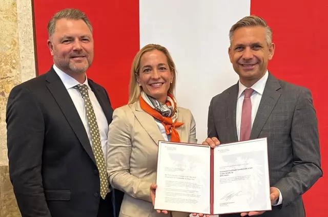 Wirtschaftsminister Wolfgang Hattmannsdorfer überreicht die Urkunde | Foto: Wirtschaftsministerium